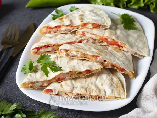 Фото блюда: Кесадилья с беконом, курицей и сыром