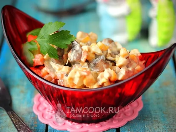 Фото блюда: Салат «Каприз» с курицей и грибами