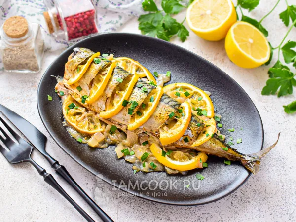 Фото блюда: Скумбрия с лимоном и луком в духовке