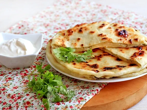 Фото блюда: Лепёшки с творогом и зеленью на сковороде