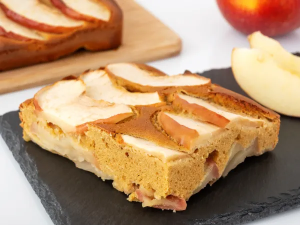 Фото блюда: Шарлотка из кукурузной муки с яблоками (ПП, без глютена)