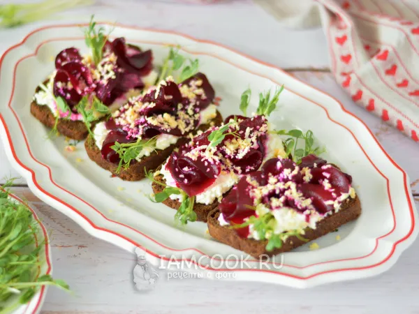 Фото блюда: Бутерброды со свеклой на черном хлебе