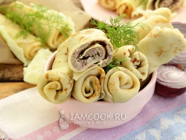 Фото блюда: Блины с мясом и сырым лиловым луком
