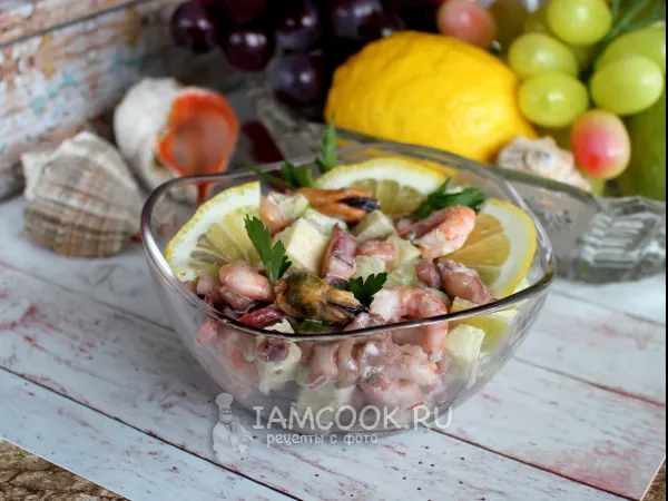 Фото блюда: Салат «Морской коктейль» с креветками и кальмарами