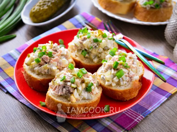 Фото блюда: Бутерброды с тунцом и соленым огурцом