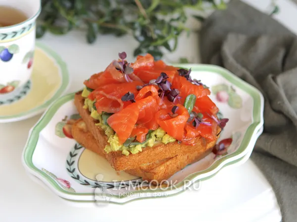 Фото блюда: Бриошь с лососем и авокадо