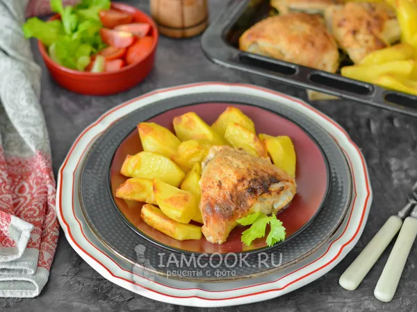 Фото блюда: Куриные бедра с картошкой на противне