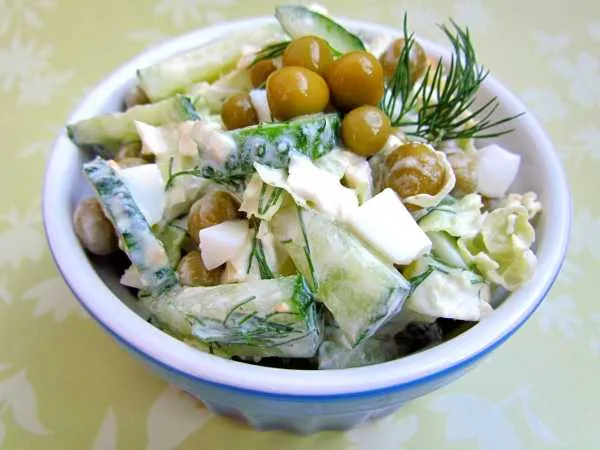 Фото блюда: Салат из пекинской капусты с яйцом и горошком