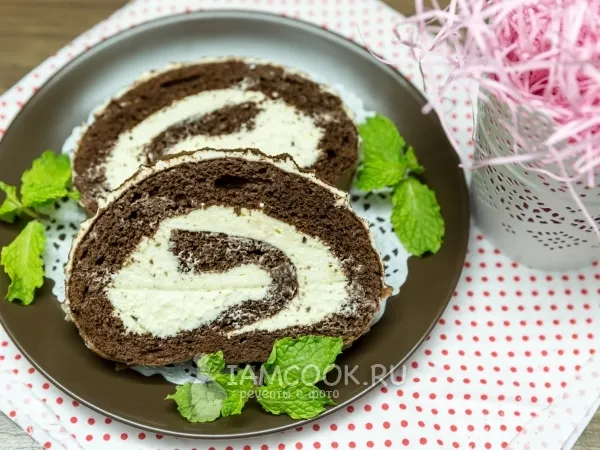 Фото блюда: Шоколадный бисквитный рулет со сливочным кремом