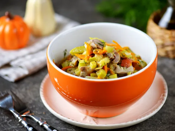 Фото блюда: Тушеные куриные желудки с кабачками на сковороде