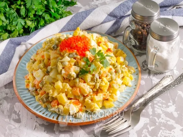 Фото блюда: «Оливье» с креветками и красной икрой