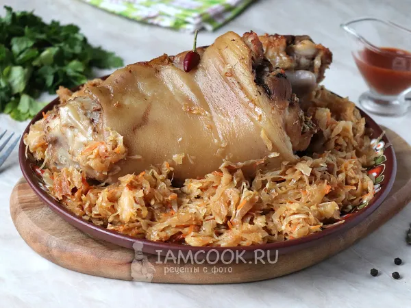 Фото блюда: Свиная рулька с кислой (квашеной) капустой в духовке