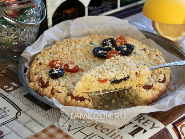 Фото блюда: Песочный пирог с курагой и черносливом