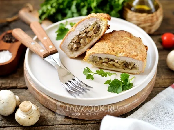 Фото блюда: Отбивная, фаршированная грибами, на сковороде