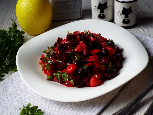 Фото блюда: Салат со свёклой и помидорами