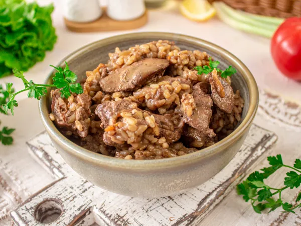 Фото блюда: Куриная печень с рисом на сковороде