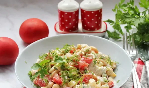 Фото блюда: Салат с курицей, фасолью и помидорами