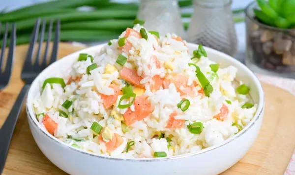 Фото блюда: Салат из лосося с рисом и яйцом