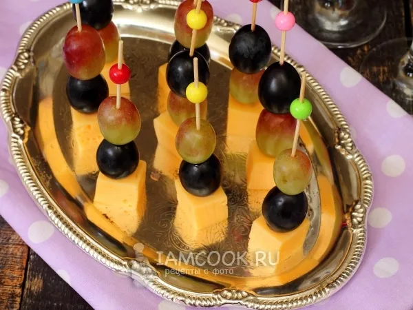 Фото блюда: Канапе с сыром и виноградом