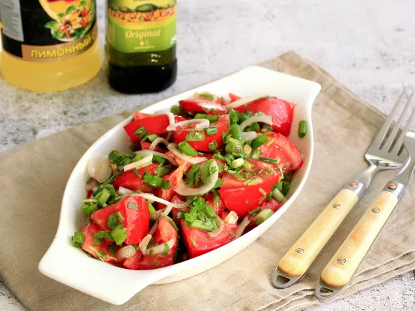 Фото блюда: Салат из помидоров, лука и кинзы