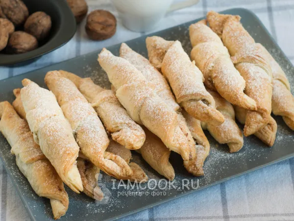 Фото блюда: Рогалики из слоеного теста с грецкими орехами