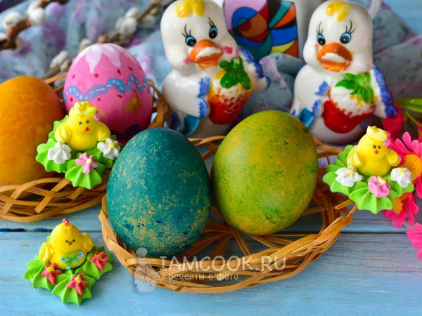 Фото блюда: Как покрасить яйца рисом и красителями?