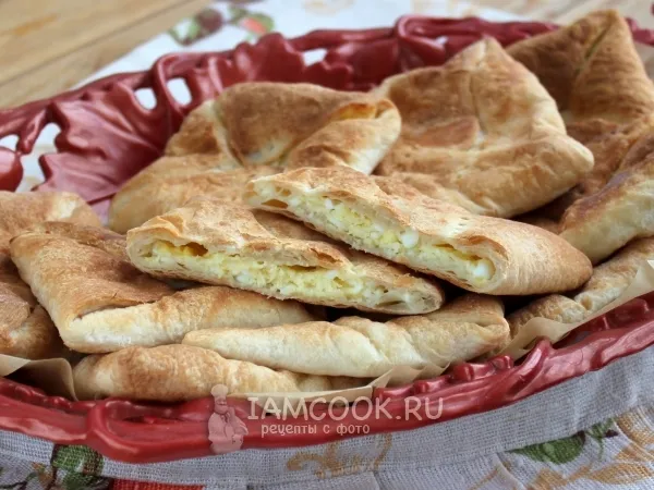 Фото блюда: Хачапури с брынзой из слоеного теста (в духовке)