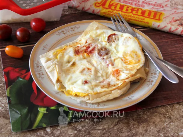 Фото блюда: Яичница в мультиварке с помидорами и лавашем