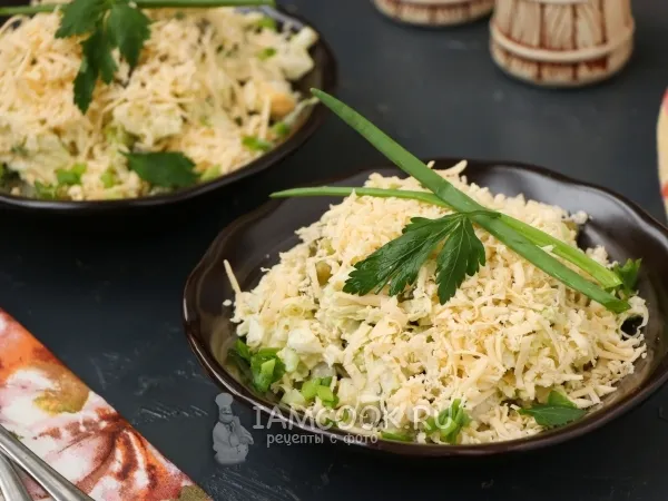 Фото блюда: Салат из пекинской капусты с маринованными огурцами, горошком и сыром