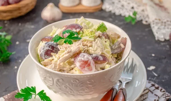 Фото блюда: Салат с пекинской капустой, виноградом и курицей