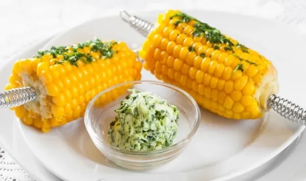 Фото блюда: Кукуруза с маслом и чесноком