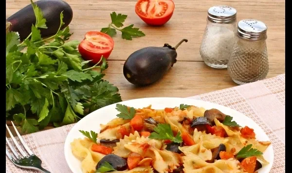 Фото блюда: Макароны с баклажанами и помидорами