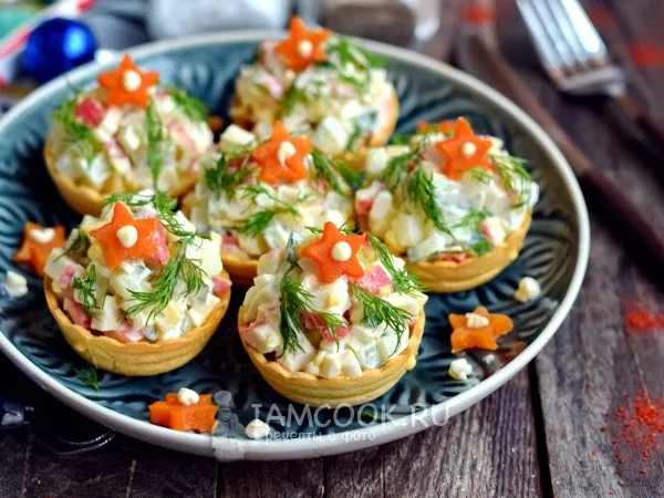 Фото блюда: Салат из крабовых палочек в песочных тарталетках