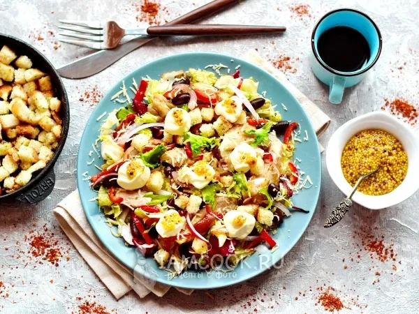 Фото блюда: Салат с курицей, фасолью и сухариками