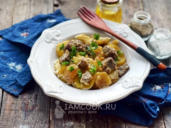 Фото блюда: Картофель, запеченный с говяжьей печенью в сметане