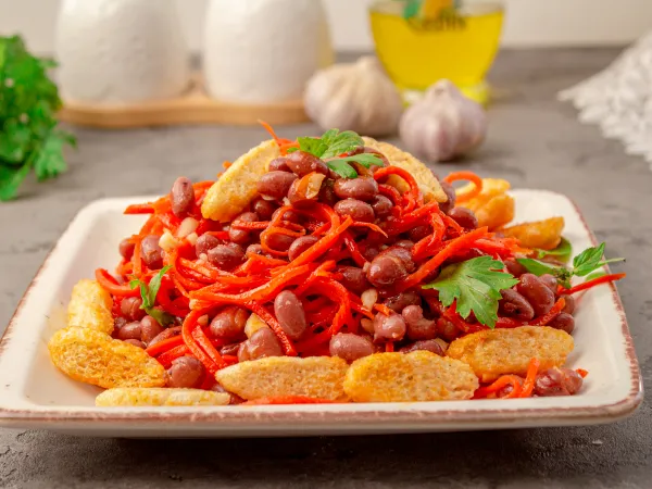 Фото блюда: Салат из фасоли и сухариков с чесноком