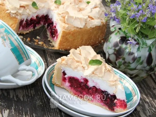 Фото блюда: Песочный пирог с творогом, ягодами и меренгой