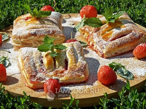 Фото блюда: Слойки с клубникой из слоеного теста
