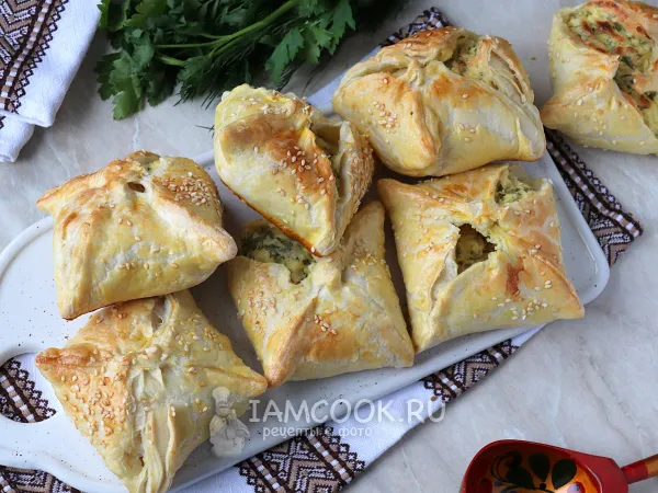 Фото блюда: Слойки с творогом и зеленью (из готового слоеного теста)
