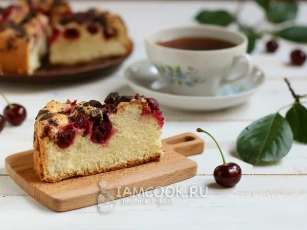 Фото блюда: Шарлотка с вишней и черным шоколадом