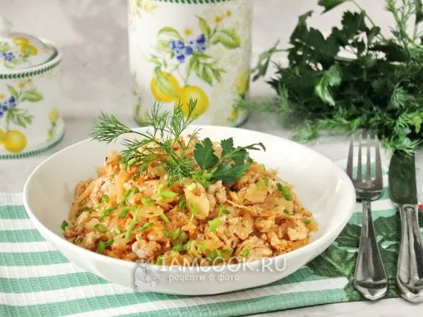 Фото блюда: Тушеная квашеная капуста с фаршем на сковороде