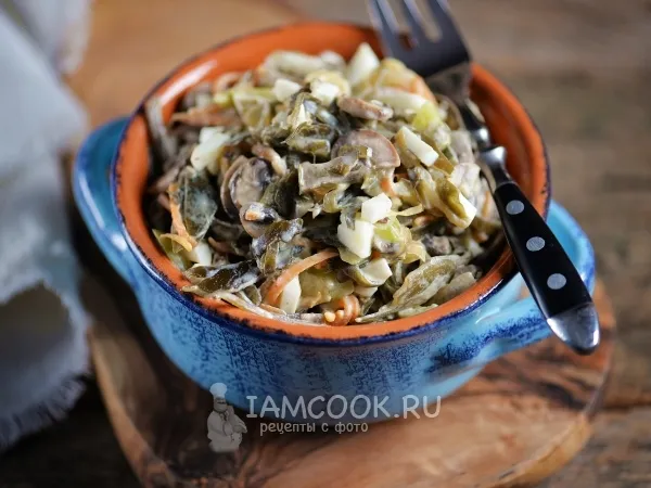 Фото блюда: Салат с морской капустой, жареными грибами и яйцом