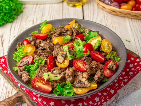 Фото блюда: Теплый салат с куриной печенью и грибами