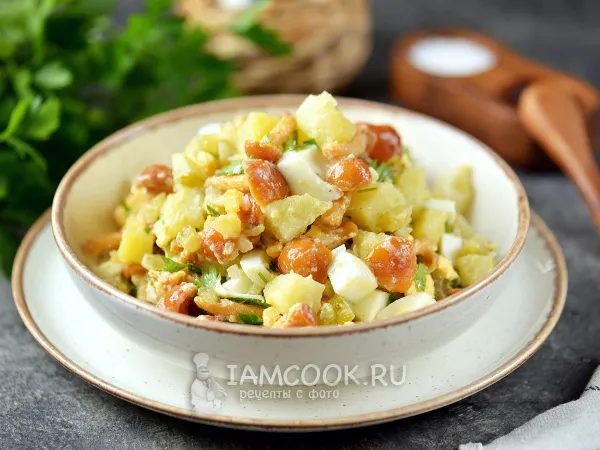 Фото блюда: Салат с маринованными опятами и солеными огурцами