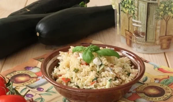 Фото блюда: Салат с сырым кабачком и макаронами