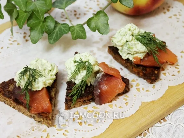 Фото блюда: Бутерброды с авокадо и малосольной кетой