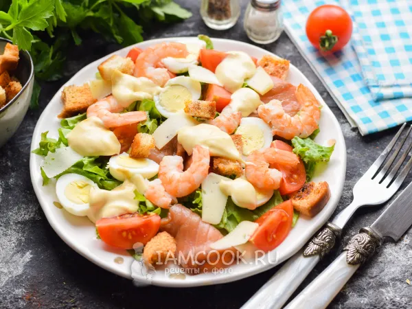 Фото блюда: Салат «Цезарь» с креветками и семгой