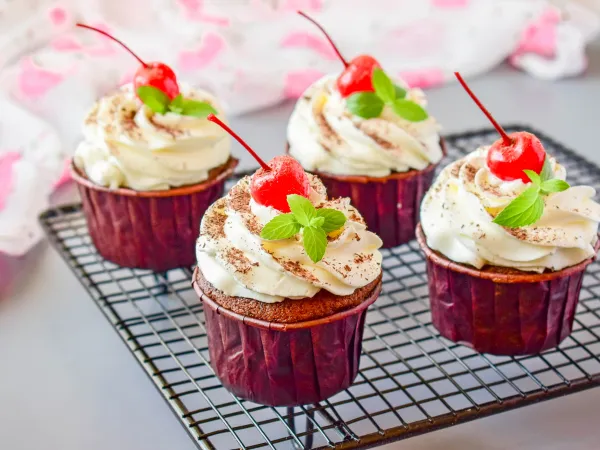 Фото блюда: Шоколадные капкейки с вишней и кремом чиз