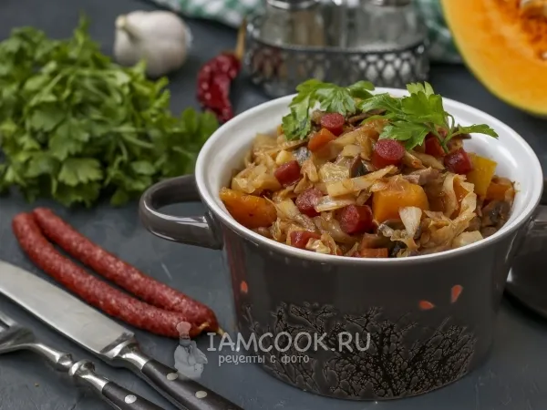 Фото блюда: Тушёная капуста с тыквой, грибами и колбасками