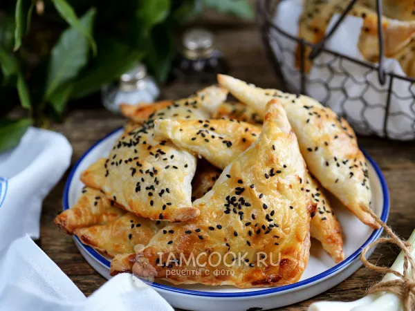 Фото блюда: Слойки с курицей и картошкой